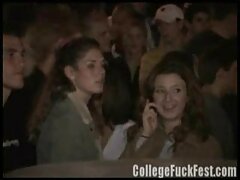 ຕຸ໊ກກະຕາຜິວເນື້ອສີຂາວດູດຫົວເປັດຂອງຜູ້ຊາຍຄົນໜຶ່ງຢູ່ຂ້າງນອກ ແລະລາວດູດໃສ່ໜ້າຂອງນາງ.