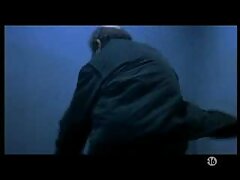 Adriana Malao ລ້ຽງໄກ່ສີຂາວຢູ່ໃນຫ້ອງນ້ໍາ